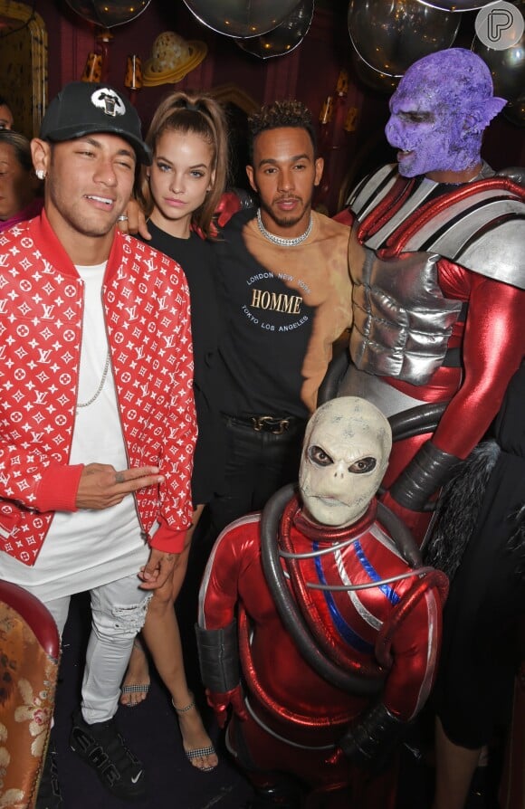 Neymar foi à festa acompanhado da modelo húngara Barbara Palvin e do piloto Lewis Hamilton