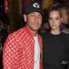 Neymar sobrepôs o look branco com jaqueta de couro vermelha para a festa da revista "LOVE" e da grife Miu Miu na boate Loulou's, em Londres, nesta segunda-feira, 18 de setembro de 2017