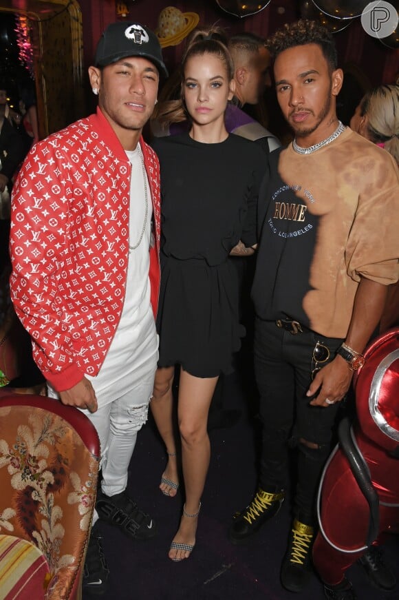 Neymar sobrepôs o look branco com jaqueta de couro vermelha para a festa da revista "LOVE" e da grife Miu Miu na boate Loulou's, em Londres, nesta segunda-feira, 18 de setembro de 2017