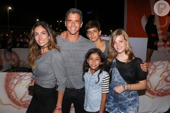Marcio Garcia e a mulher, Andréa Santa Rosa, posaram com dois de seus quatro filhos no Rock in Rio 2017: Pedro, de 14 anos, e Nina, de 12 anos (na frente do ator)