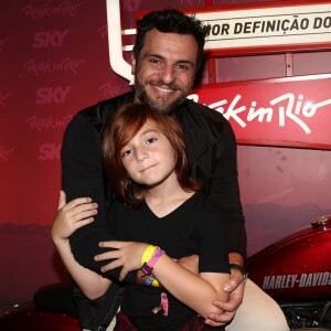 Rodrigo Lombardi marcou presença em um camarote do Rock in Rio com o filho, Rafael, de 9 anos, no segundo dia de festival, em 16 de setembro de 2017
