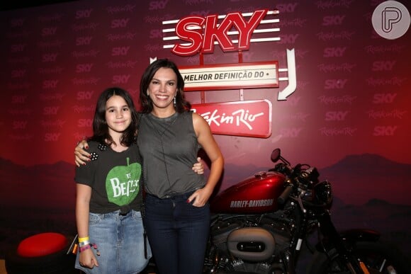 A jornalista Ana Paula Araújo contou com a companhia da filha, Melissa, no segundo dia de Rock in Rio, em 16 de setembro de 2017