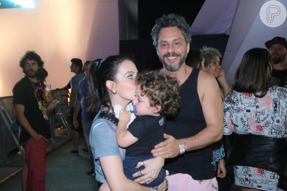 Alexandre Nero curtiu o terceiro dia do Rock in Rio, em 17 de setembro de 2017, ao lado da mulher, Karen Brusttolin, e do filho, Noa, de apenas 1 ano