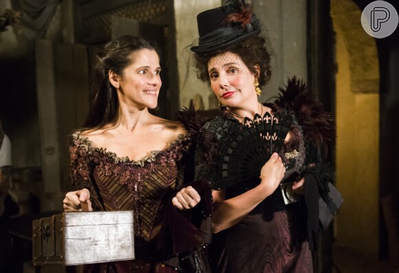 Elvira (Ingrid Guimarães) vai ao porto receber Cosette (Heloisa Perissé), certa de que fará uma parceria com ela nos palcos, mas se decepciona ao ser esnobada, na novela 'Novo Mundo'