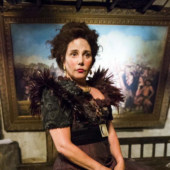 Cosette (Heloisa Perissé) é uma consagrada atriz francesa, idolatrada por Elvira (Ingrid Guimarães), na novela 'Novo Mundo'
