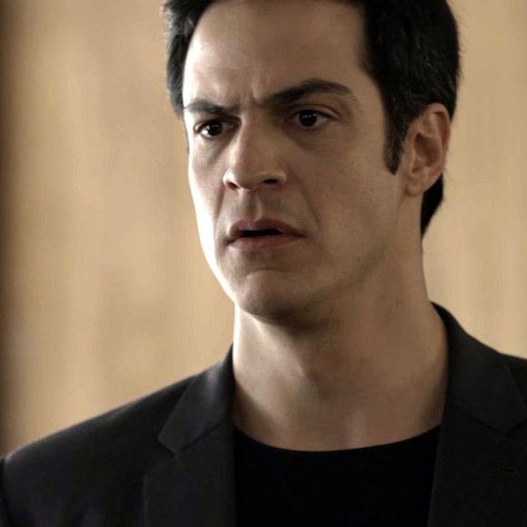 Eric (Mateus Solano) fica abalado com o olhar magoado de Sandra Helena (Nanda Costa) para ele ao ser presa, na novela 'Pega Pega'