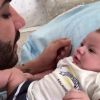 Gusttavo Lima estimulou o filho, Gabriel, de 2 meses, a falar 'papai' em vídeo publicado no Instagram