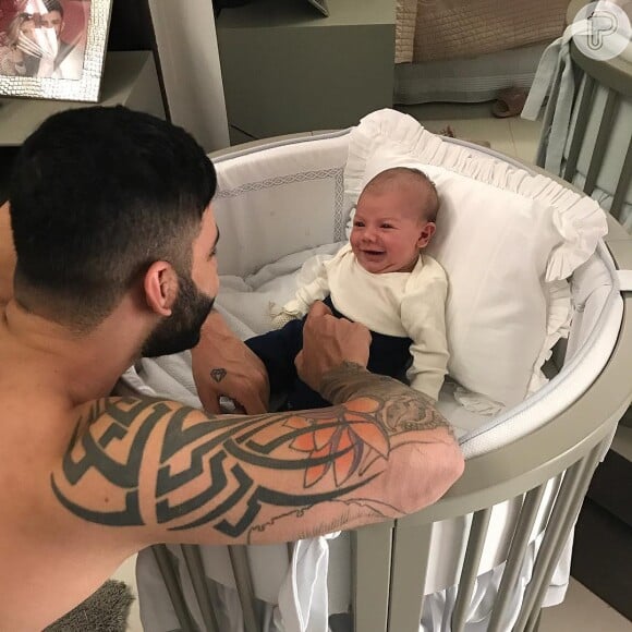 Gusttavo Lima sempre exibe momentos fofos com o filho, Gabriel, no Instagram