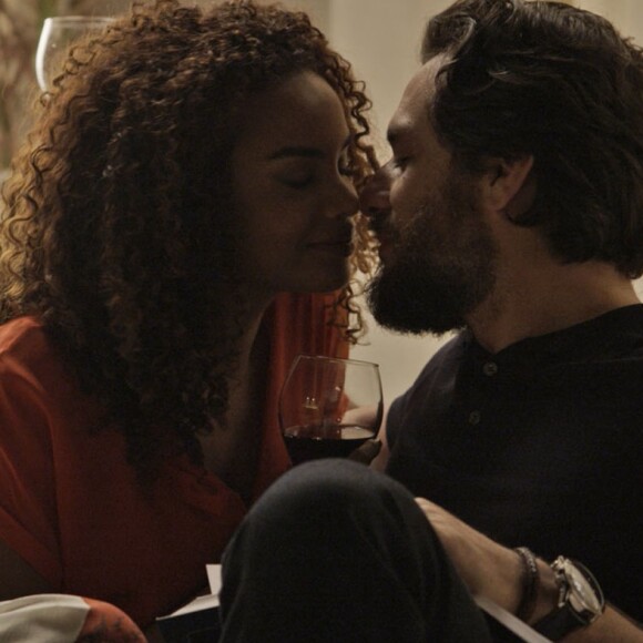Leila (Lucy Ramos) foi casada com Caio (Rodrigo Lombardi) na novela 'A Força do Querer'