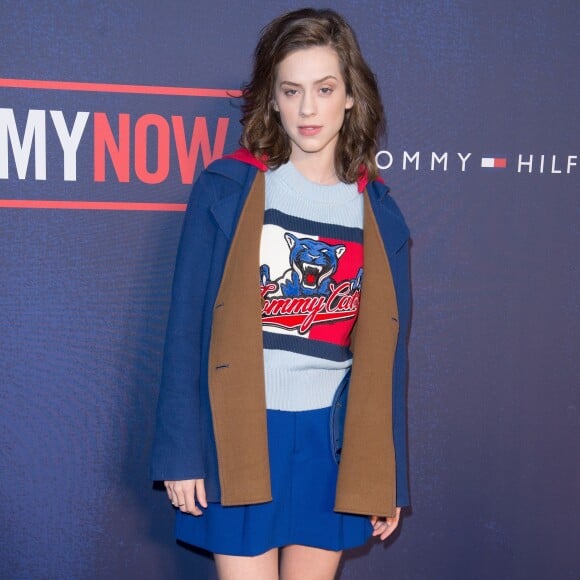 Sophia Abrahão investiu no estilo colegial para assistir ao desfile da Tommy Hilfiger, em Londres, durante a semana de moda da capital, nesta terça-feira, 19 de setembro de 2017