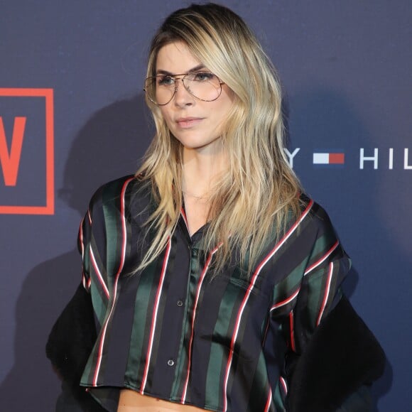 Julia Faria investiu na tendência dos óculos de lentes transparentes para o desfile da Tommy Hilfiger, em Londres, durante a semana de moda da capital, nesta terça-feira, 19 de setembro de 2017