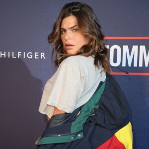 Mariana Goldfarb sobrepôs a clássica blusa Tommy, tipo cropped, com um casaco colorido e esportivo para o desfile da marcar, em Londres, durante a semana de moda da capital, nesta terça-feira, 19 de setembro de 2017