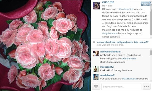 Mas como estava com pressa, Anitta nem parou o carro e só pegou as flores. Em seu Instagram, a cantora disse que não sabia o motivo, mas que tinha adorado receber as flores do 'Pânico na Band'