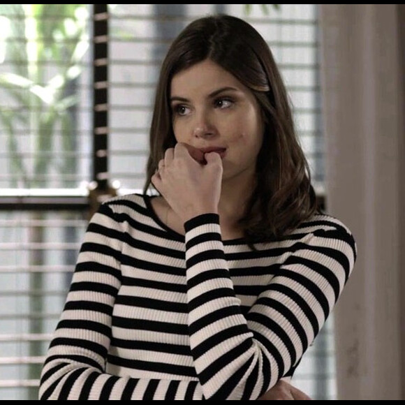 Luiza (Camila Queiroz) confirma para Tânia (Jennifer Nascimento) que seu casamento é aberto, para não desmentir o marido, na novela 'Pega Pega'