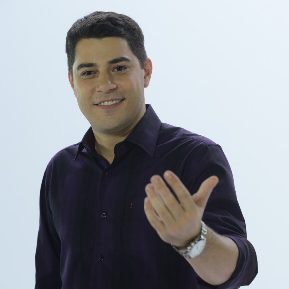 Evaristo Costa explicou que doou seus livros: 'A maioria. Fiquei com alguns que ainda me serão úteis'