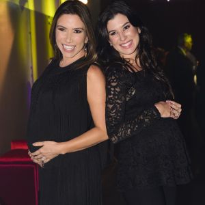 Patricia Abravanel e a irmã Renata exibiram as barrigas de gravidez em um evento da Jequiti, em São Paulo, na quarta-feira, 20 de setembro de 2017