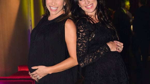 Patrícia Abravanel e a irmã Renata exibem gravidez em evento: 'Meninas chegando'