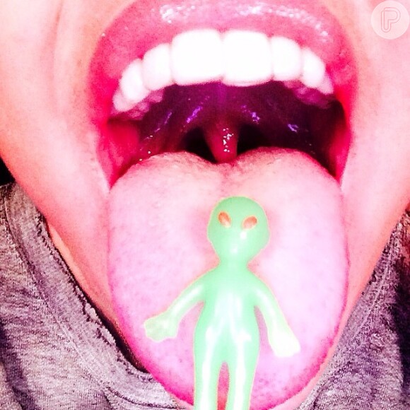 Miley Cyrus brinca com bonequinho em sua língua e posta no Instagram 