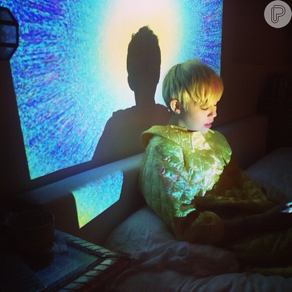 Miley Cyrus está recuparada de uma forte reação alérgica a antibióticos, em 28 de abril de 2014 