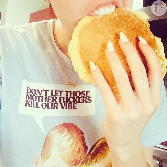 Miley Cyrus come panqueca após ficar internada