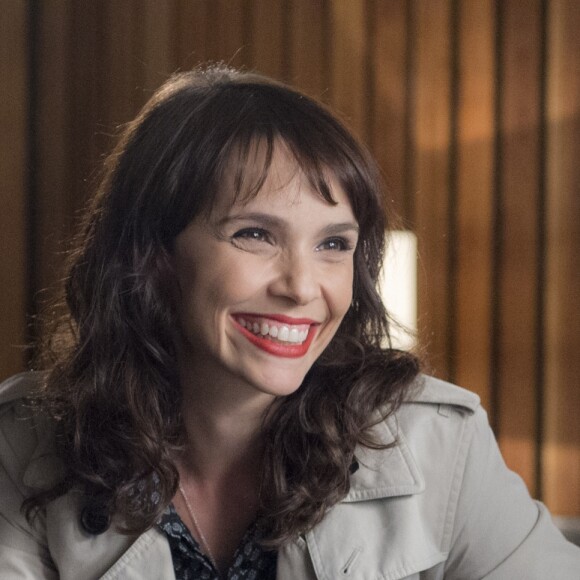 Débora Falabella disse que já foi humilhada publicamente: 'Passei por quando fiz m comercial que não deveria ter feito quando morava em Belo Horizonte e foi sobre a volta às aulas. Antes do comercial ir ao ar teve uma greve dos professores e eu foi muito julgada por isso. Sendo que na verdade eu estava do lado dos professores'