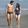 Cecília (Bia Arantes) e Gustavo (Carlo Porto) ficam mais próximos durante a viagem à praia em que Estefânia (Priscila Sol) irá casar na novela 'Carinha de Anjo'