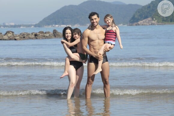 Cecília (Bia Arantes) e Gustavo (Carlo Porto) viajam com Dulce Maria (Lorena Queiroz) e Emílio (Gabriel Miller) para a praia na véspera do casamento da irmã do empresário, na novela 'Carinha de Anjo'
