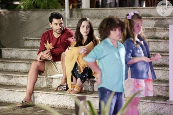 Pedido de namoro de Gustavo (Carlo Porto) para Cecília (Bia Arantes) é interrompido por Dulce Maria (Lorena Queiroz) e Emílio (Gabriel Miller)