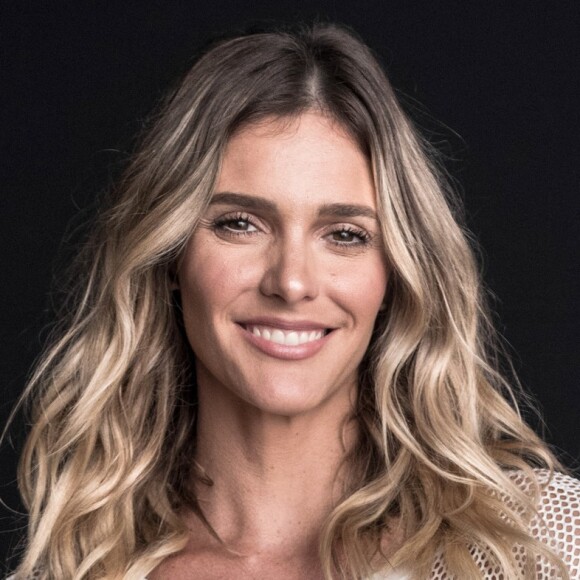 Fernanda Lima citou uma música de Marina Lima: 'Eu tô grávida. Grávida de um beija-flor. Grávida de terra. De um liquidificador'