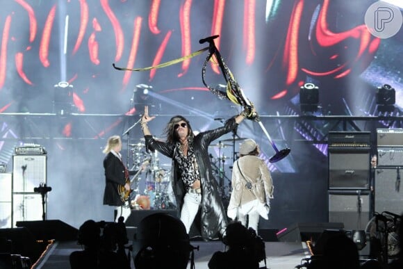 'Dude Looks Like a Lady', 'Walk this way', 'Crazy', 'Living on The Edge', também agitaram os fãs da banda Aerosmith