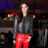 Mariana Rios investiu em uma estilosa calça de verniz vermelha para o Rock in Rio desta quinta-feira, 21 de setembro de 2017