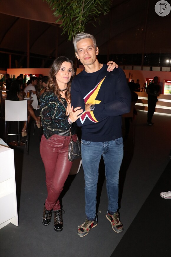 Flavia Alessandra usou bota Louis Vuitton e Otaviano Costa vestiu suéter no Rock in Rio desta quinta-feira, 21 de setembro de 2017
