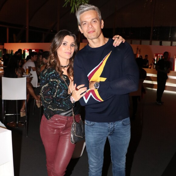 Flavia Alessandra usou bota Louis Vuitton e Otaviano Costa vestiu suéter no Rock in Rio desta quinta-feira, 21 de setembro de 2017