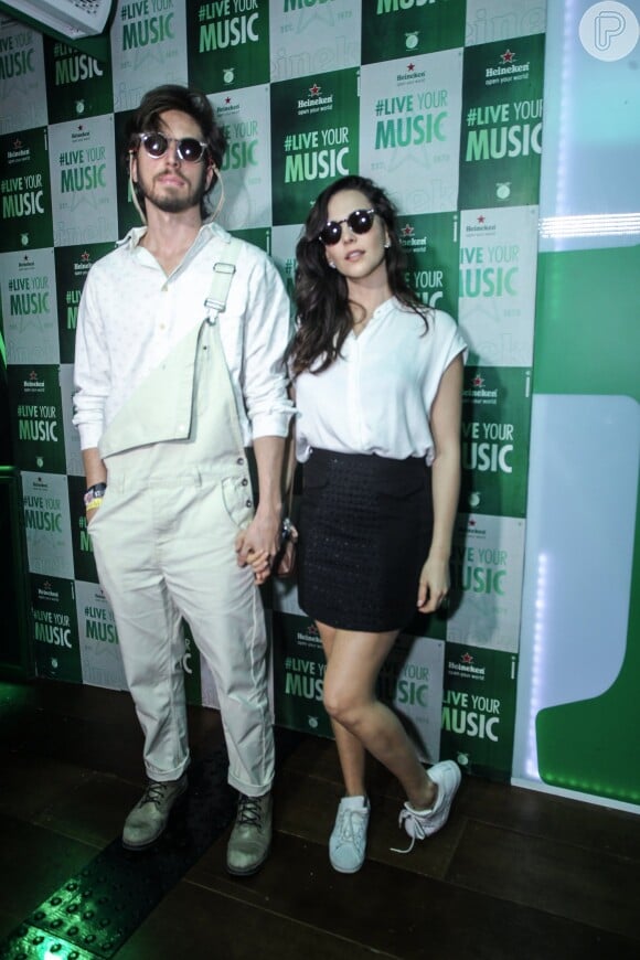 Taina Müller e o marido, Henrique Sauer, surgiram estilosos no quarto dia do Rock in Rio, nesta quinta-feira, 21 de setembro de 2017