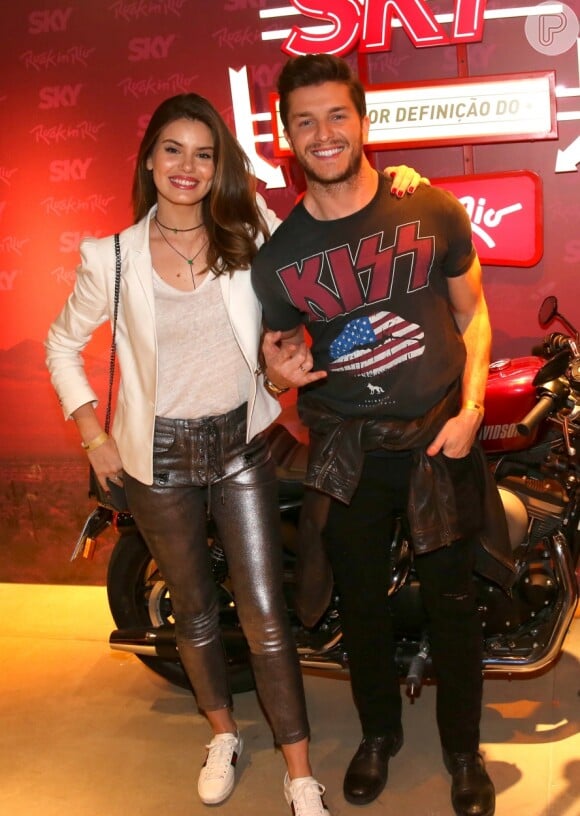 Camila Queiroz vestiu blazer enquanto o noivo, Klebber Toledo, apostou em camisa de banda para o Rock in Rio desta quinta-feira, 21 de setembro de 2017