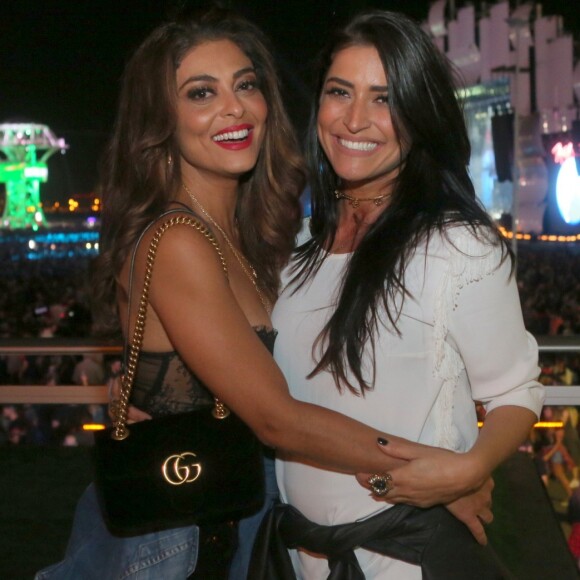 Juliana Paes posou com Maria Joana e exibiu uma bolsa da grife Chanel
