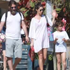 Maria Fernanda Cândido recentemente foi vista com Petrit Spahira, e o caçula, Nicolas, de 8 anos, na orla da Barra da Tijuca, no Rio