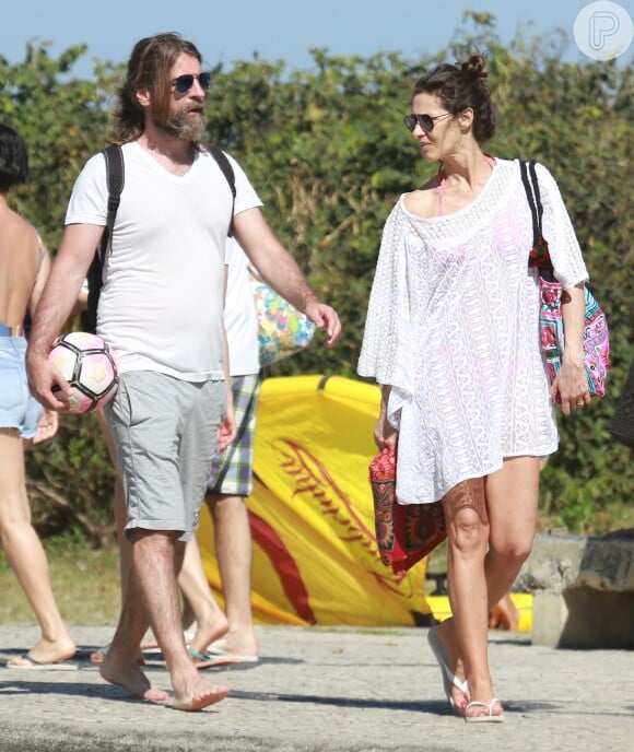 Maria Fernanda Cândido foi vista com uma saída de praia larguinha no passeio com o marido, Petrit Spahira