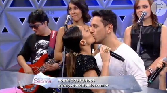 Sabrina Sato beija o namorado, João Vicente de Castro, na estreia de seu programa