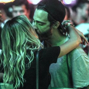 Thiago Rodrigues é flagrado aos beijos com advogada no Rock in Rio, nesta sexta-feira, 22 de setembro de 2017