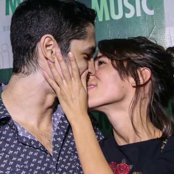 Gabriel Leone exalta namoro com Carla Salle: 'Eu sou intenso nas relações de amor. Estou muito feliz com a Carlinha. Tem quase dois anos que estamos juntos'