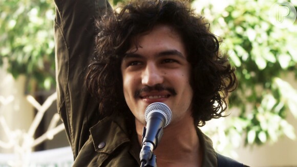 Gabriel Leone usava cabelos longos e bigode para viver o personagem Gustavo, na série 'Os Dias Eram Assim'