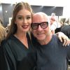 Marina Ruy Barbosa posa com um dos fundadores da Dolce & Gabbana