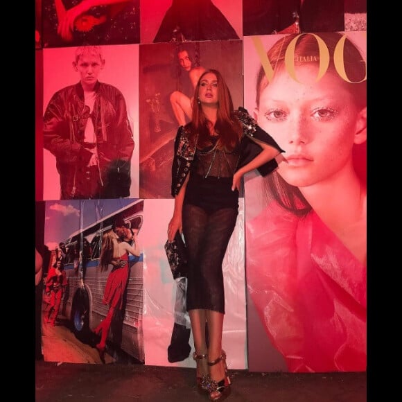 Marina Ruy Barbosa usou um look sexy para evento da revista 'Vogue Itália', em Milão