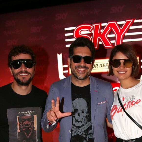 Daniel de Oliveira e Sophie Charlotte posam com Wilson Sideral