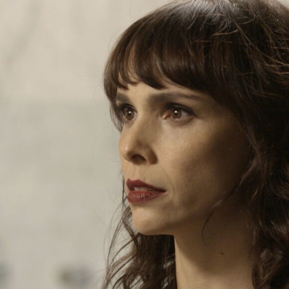 Irene (Débora Falabella) sequestra uma gestante para forçar o parto e se apossar da criança antes de morrer no final da novela 'A Força do Querer'