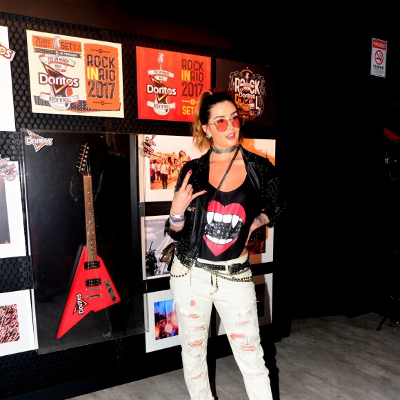 Ex-BBBs Aline Gotschalg posa para s fotógrafos no Rock in Rio