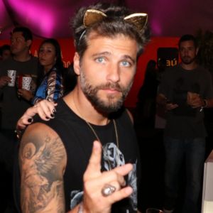 Bruno Gagliasso usa tiara de gatinho no penúltimo dia de Rock in Rio, neste sábado, 24 de setembro de 2017