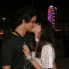 Agatha Moreira beija Pedro Lamin com a roda-gigante no fundo
