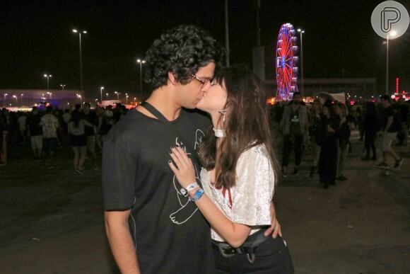 Agatha Moreira troca beijos com Pedro Lamin no penúltimo dia de Rock in Rio, neste sábado, 23 de setembro de 2017